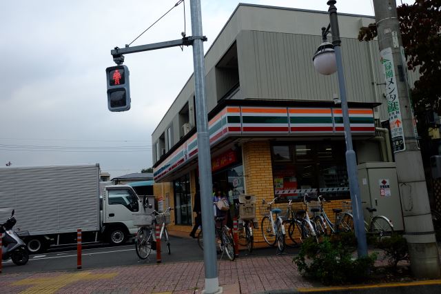 コンビニ　セブンイレブン（コンビニ）まで180m