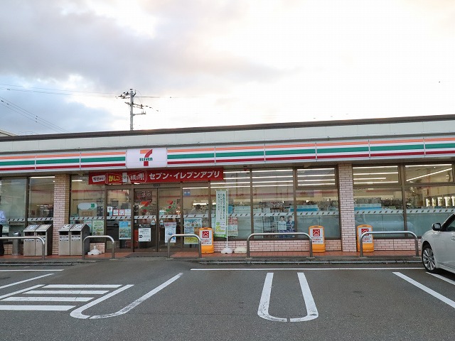 コンビニ　セブンイレブン（コンビニ）まで804m