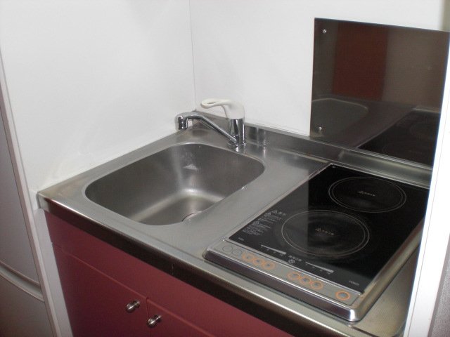 キッチン　コンロ・シンク下に収納スペース付き。