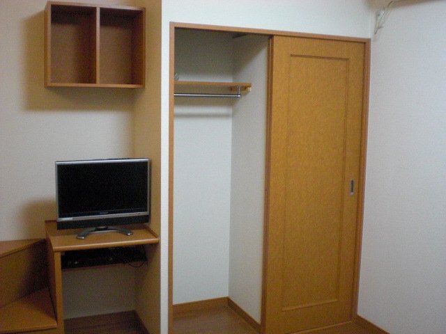 その他部屋・スペース　テレビ、収納スペース完備。