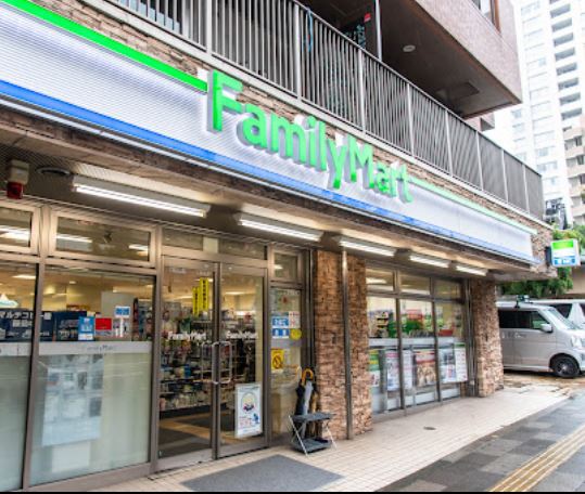 コンビニ　ファミリーマート高輪一丁目店（コンビニ）まで8m