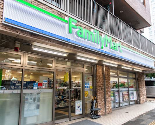 コンビニ　ファミリーマート（コンビニ）まで8m