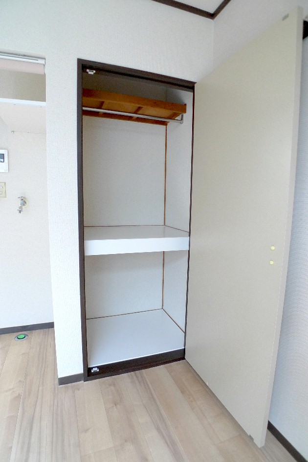 収納　収納内部。ハンガーパイプ付きで服も掛けられます。