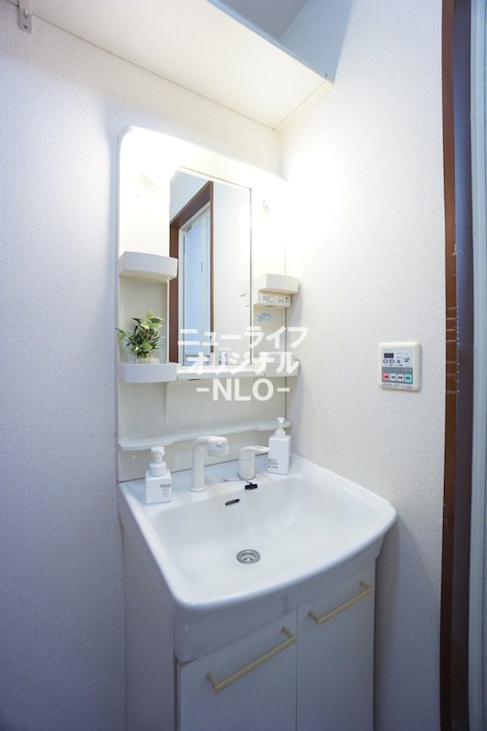 洗面設備　シャワー付き洗面台で朝の支度も楽にできます☆