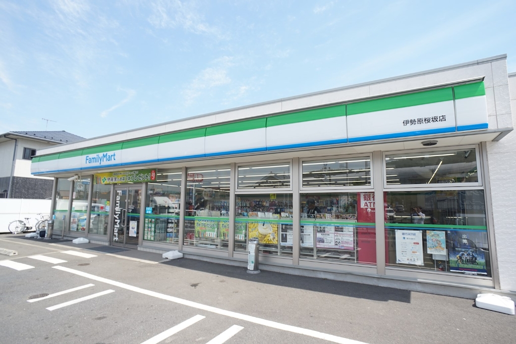 コンビニ　ファミリーマート 伊勢原桜坂店（コンビニ）まで245m