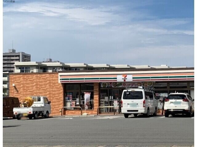 コンビニ　セブンイレブン福岡四箇田団地店（コンビニ）まで831m