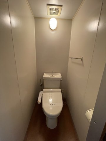 トイレ　(参考)同マンション同間取り他部屋の写真