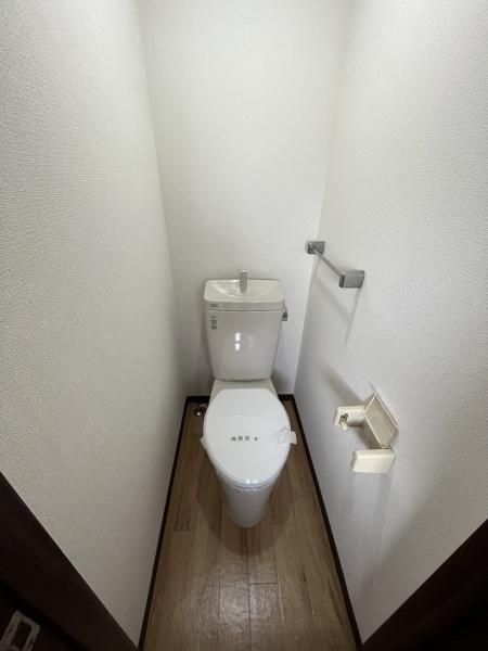 トイレ　清潔感のあるトイレルーム。