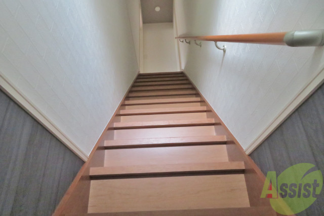 玄関　玄関から撮影しました。階段は急すぎないのでご安心ください。