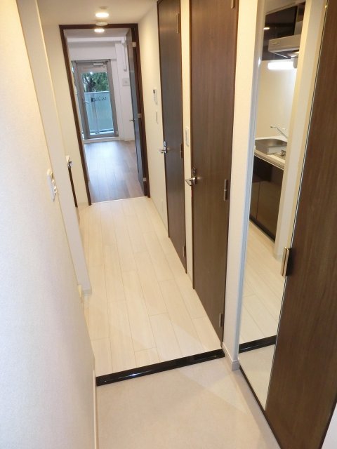 玄関　同物件別号室の写真です。