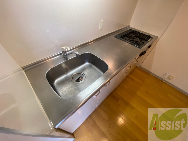 キッチン　キッチンはシックなデザインでした。洗い場も大きい。