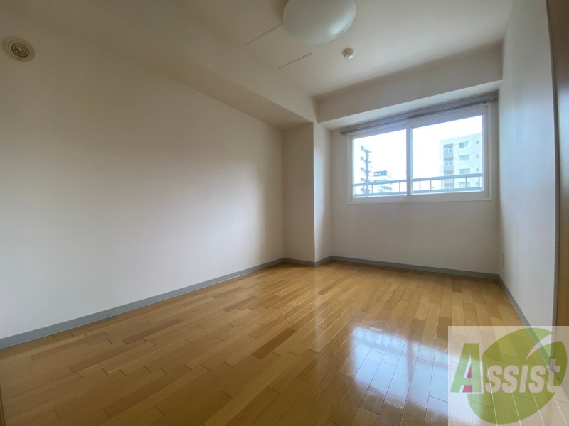 その他部屋・スペース　こちらが寝室です。窓が大きくて明るいですね。