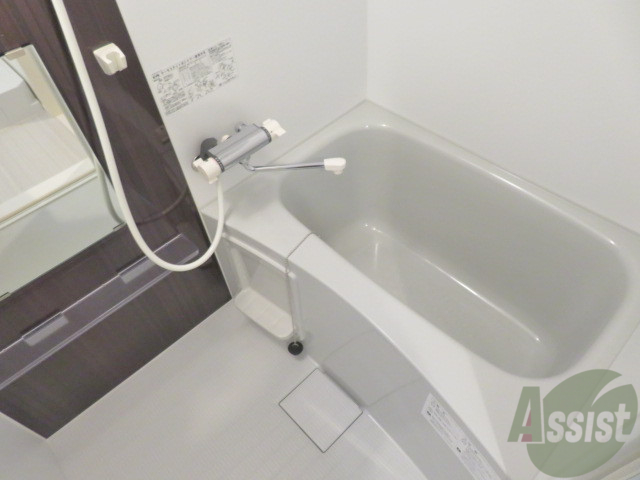 バス・シャワールーム　こちらはお風呂。一日の疲れをここで癒してください。