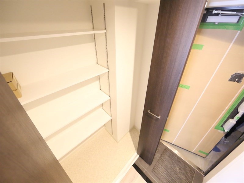 玄関　玄関　シューズクローク付（収納充実してます）