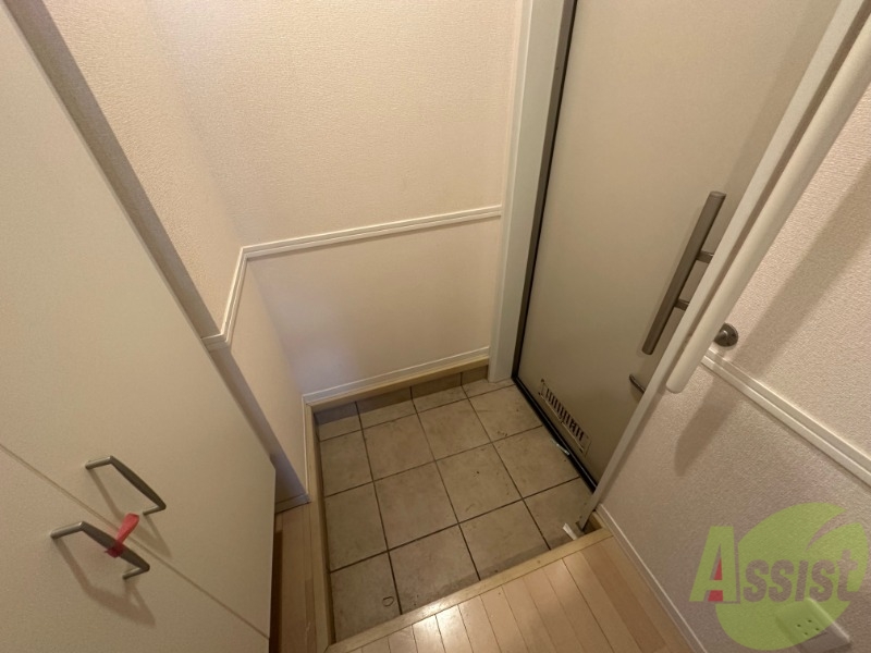 玄関　外から玄関を撮影してみました。広いリビングに繋がっています。