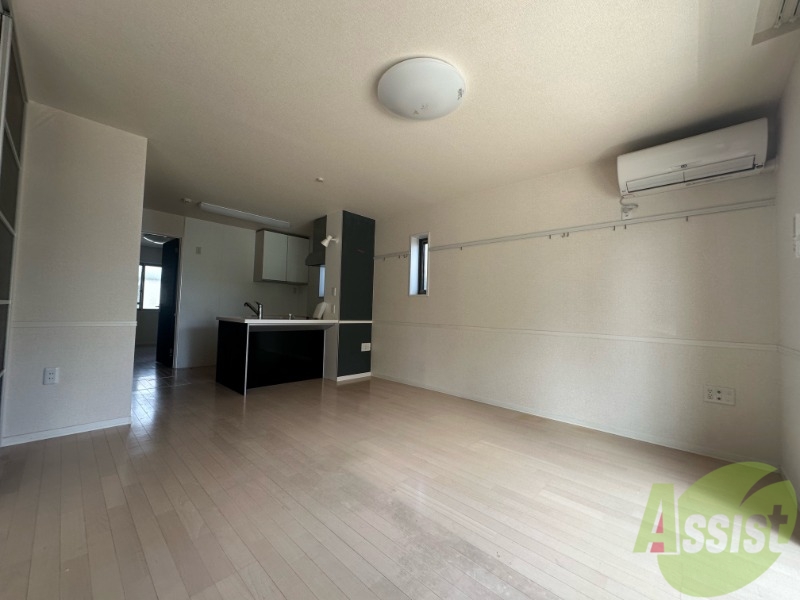 居室・リビング　こちらはリビングです。明るくていいですね。