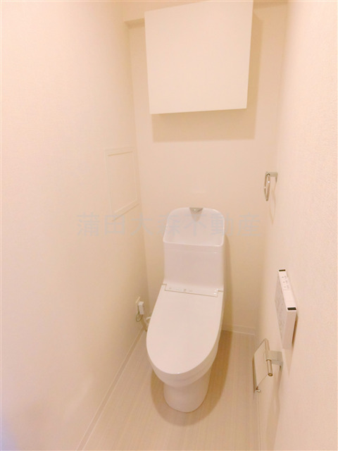 トイレ　棚収納と温水暖房便座付きトイレ