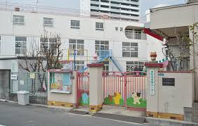 幼稚園・保育園　港保育所（幼稚園・保育園）まで232m