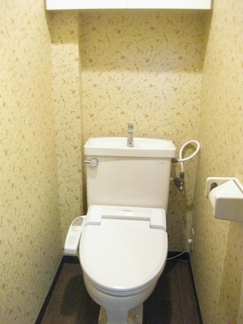 トイレ　別号室の写真を使用しています?