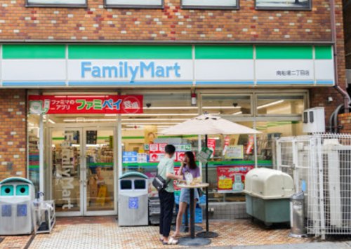 コンビニ　ファミリーマート 南船場二丁目店（コンビニ）まで142m