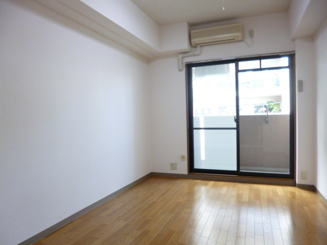 居室・リビング　清潔感溢れるフローリング