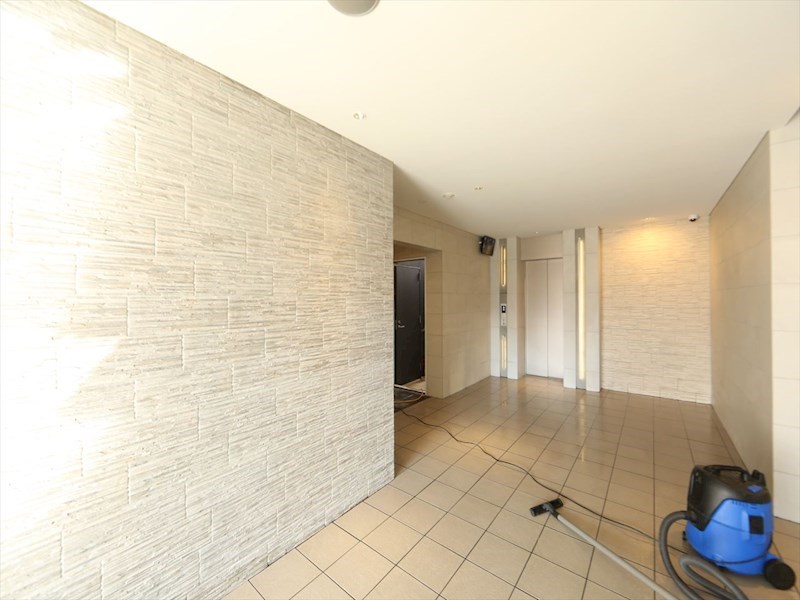 エントランス　エントランス　オートロック付　防犯カメラ有り