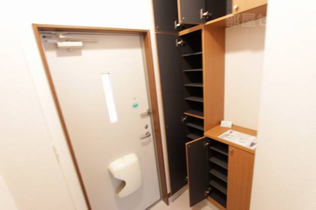 玄関　収納力のある靴箱です。