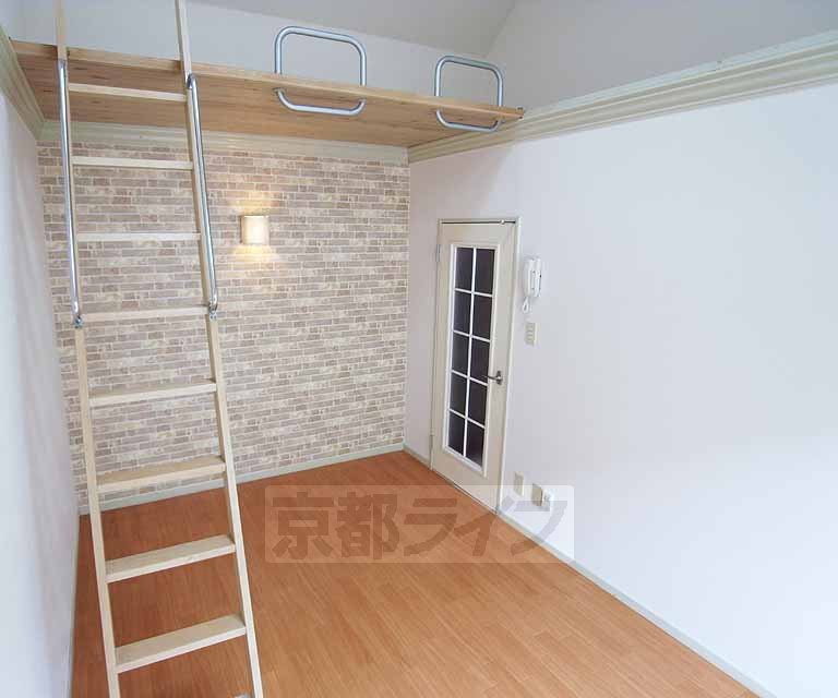 居室・リビング　ロフトへいく階段もあります