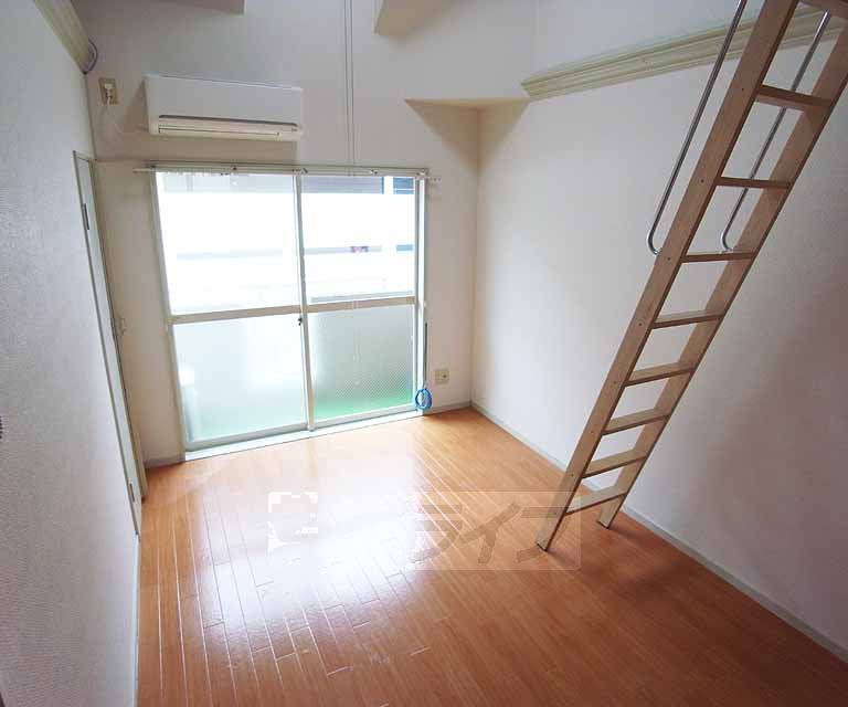 居室・リビング　天井の高い洋室です