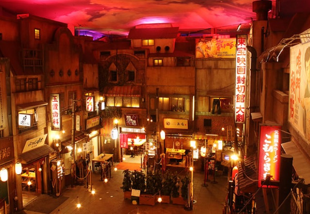 ショッピングセンター　新横浜ラーメン博物館（ショッピングセンター）まで732m