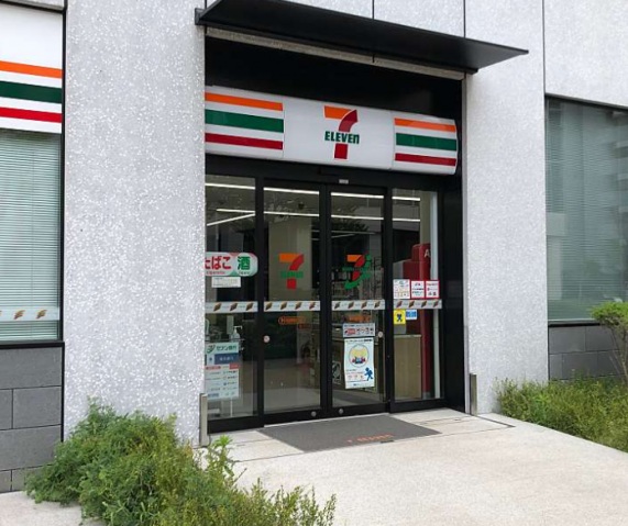 コンビニ　ファミリーマート新横浜店（コンビニ）まで636m