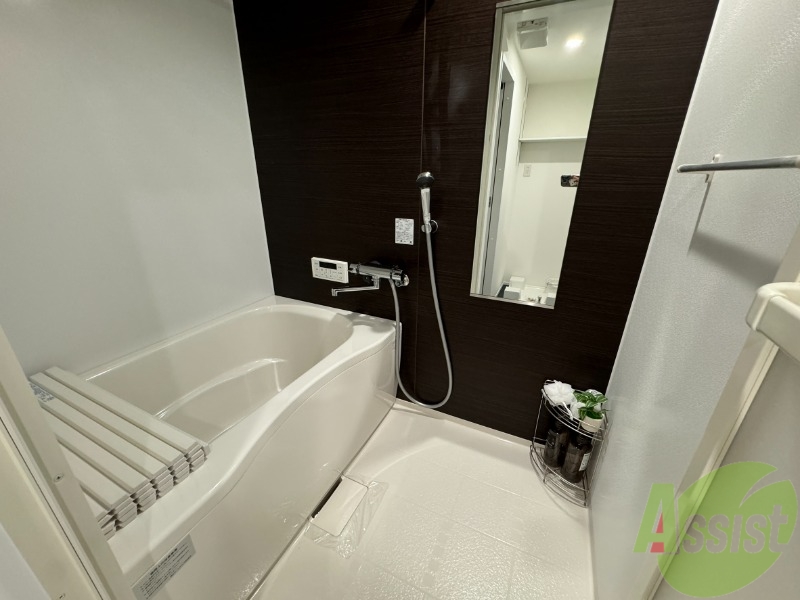バス・シャワールーム　浴室は広めなのでゆったり落ち着けそうですね。
