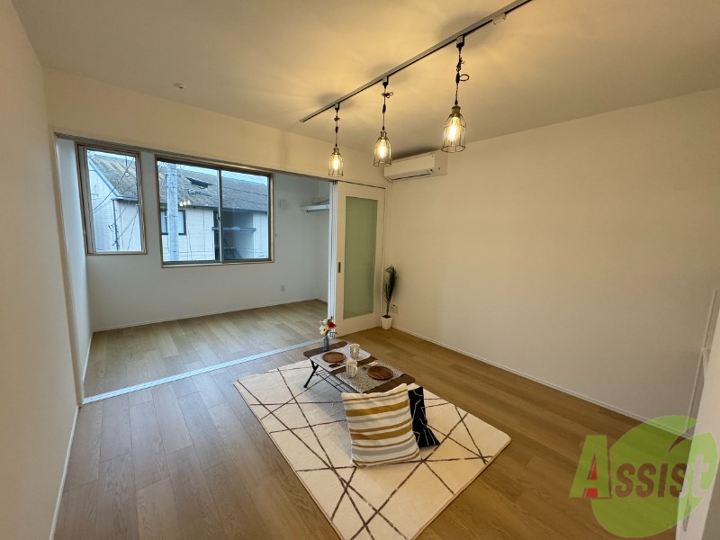 居室・リビング　７帖の洋室です。生活のメインとなる部屋ですね。