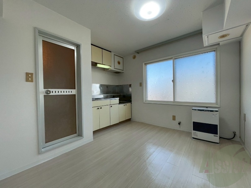 居室・リビング　リビングです。窓が大きくて明るいですね！