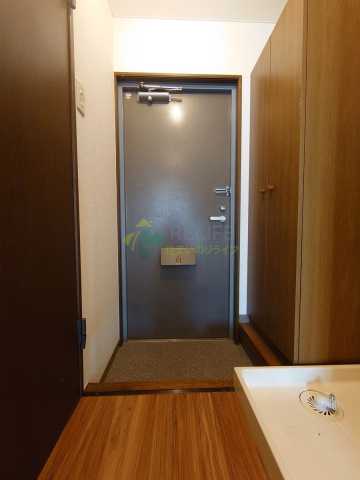 玄関　※参考写真です。似た間取りの別部屋になります。