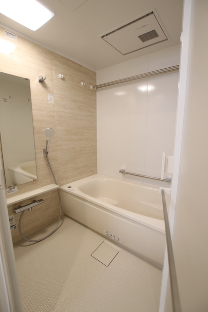 バス・シャワールーム　浴室乾燥機能付きのバスルーム♪