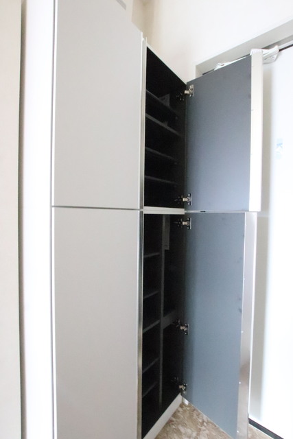 玄関　★たっぷり収納できるシューズボックス付き★