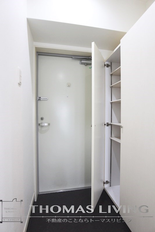 玄関　玄関収納が備わっています。