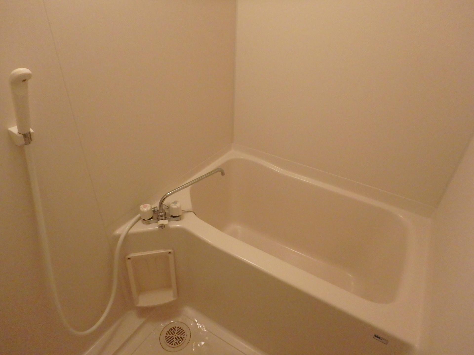 バス・シャワールーム　給湯式のお風呂です