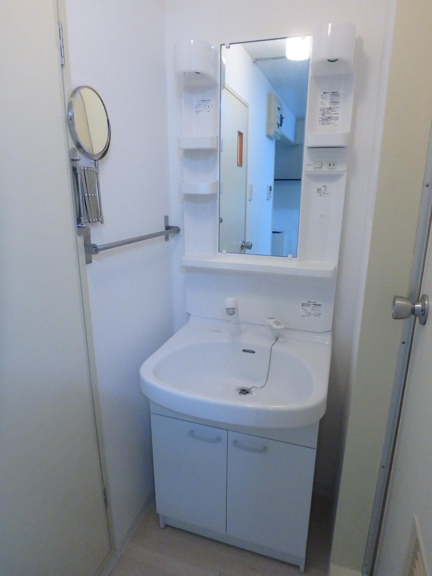 洗面設備　身支度に便利なシャンプードレッサーです