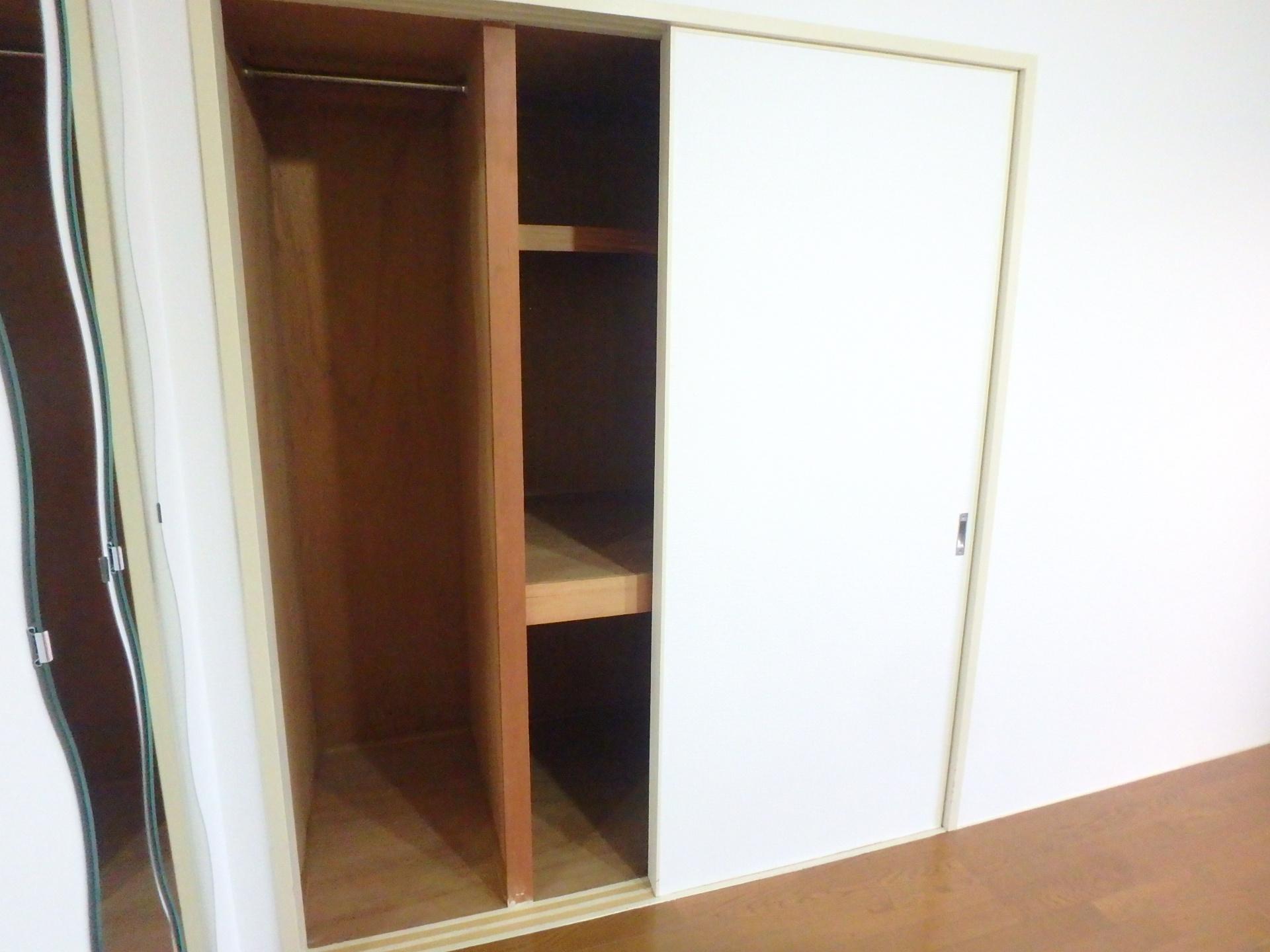 収納　クローゼットタイプと３段式になっている収納です