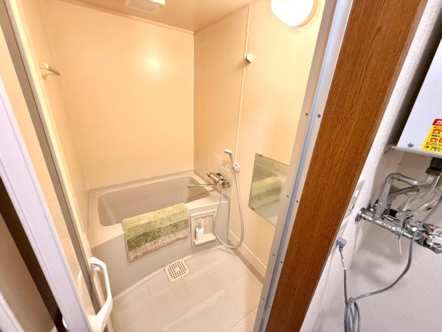 バス・シャワールーム　ユニットバス。水栓、シャワーは新調