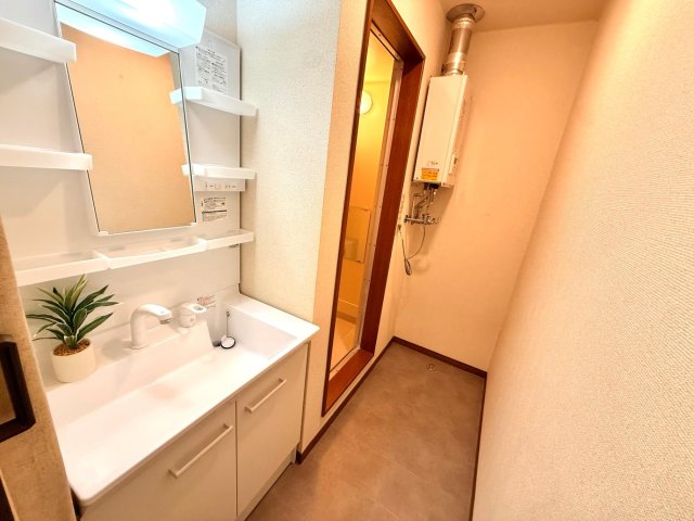 洗面設備　大きめの洗面台も新調。気持ちの良い朝が迎えられますね