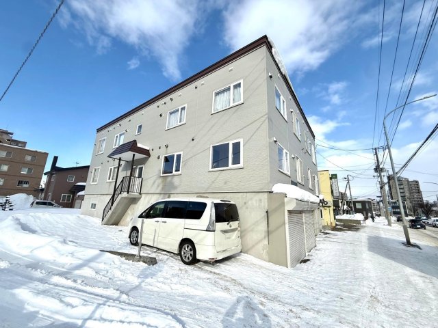 建物外観　周辺建物との距離もあり、解放感のあるたたずまいです