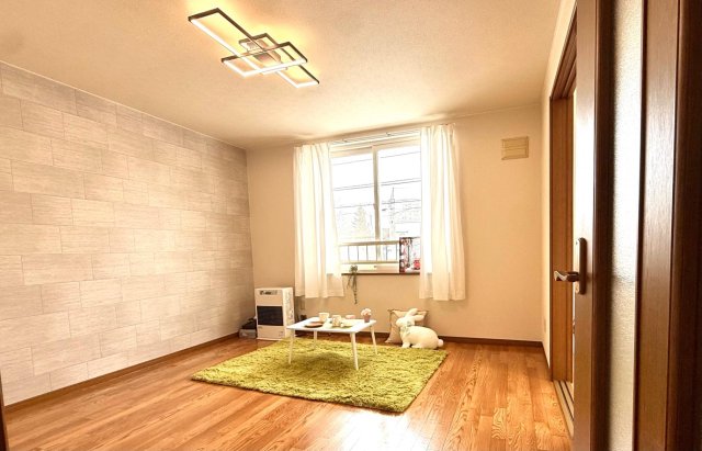 居室・リビング　おおしゃれであたたかみのあるリビングで団らんのひとときを