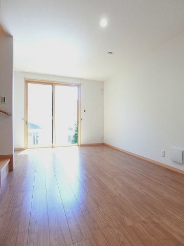 居室・リビング　1階・南西向きリビングダイニングキッチン11.7帖☆二面採光