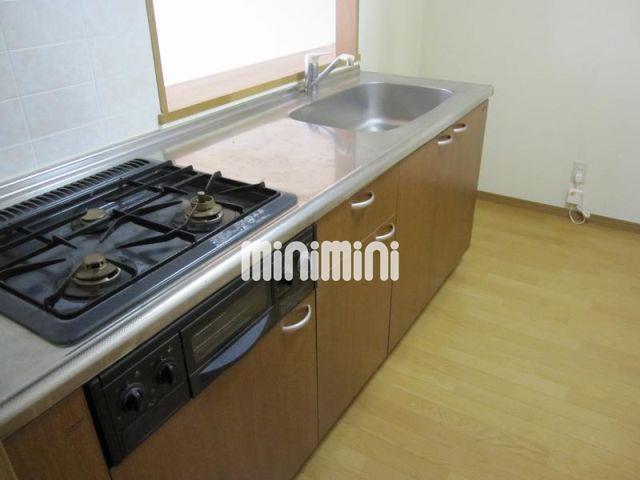 キッチン　カウンターキッチンでリビングの様子が確認できます。