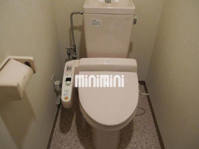 トイレ　温水洗浄機能付きです。