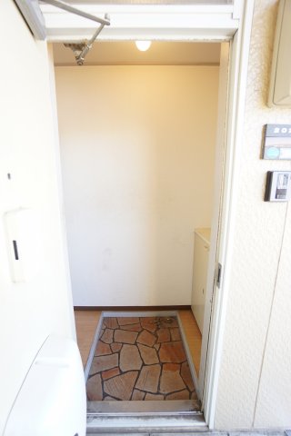 玄関　※同物件・反転タイプの写真です。