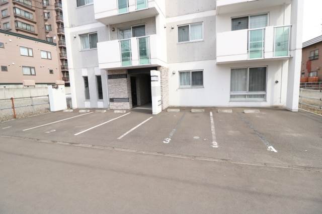 駐車場　ロードヒーティング付き駐車場！